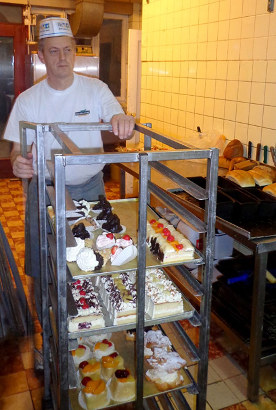 Beruf: Eine Bäcker-Schicht beginnt frühmorgens um drei Uhr und endet gegen 14 Uhr. Frühes Aufstehen sollte euch also nicht schwer fallen Beruf: Eine Bäcker-Schicht beginnt frühmorgens um drei Uhr und endet gegen 14 Uhr. Frühes Aufstehen sollte euch also nicht schwer fallen