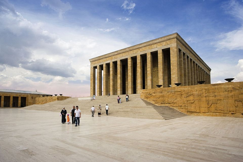 Sprachkurs: Eines der Sehenswürdigkeiten von Ankara das imposante Aatürk-Mausoleum Anitkabir