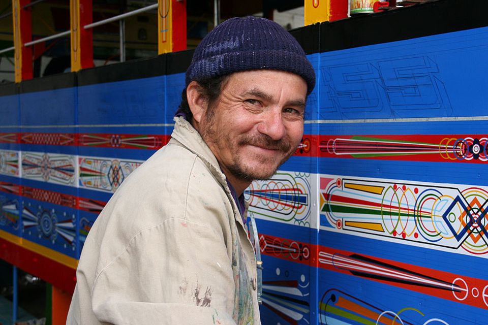 Alejandro Serna bemalt per Hand eine Chiva: seine wichtigsten Utensilien sind Lineal, Bleistift, Zirkel und Pinsel