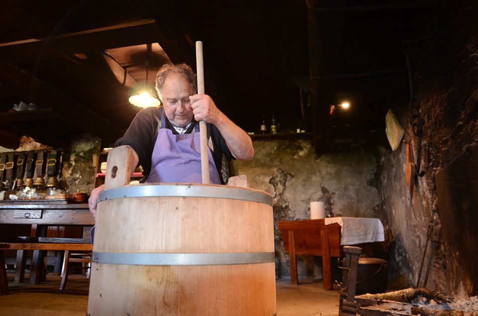 Die Sennhütten im Aubrac, die sogenannten Burons, sind halb in die Erde gegrabene Basaltsteinhäuser, in denen die Männer den ganzen Sommer leben um ihre Rinderherden zu versorgen. Auch die frische Milch wird hier zu Käse verarbeitet und gelagert