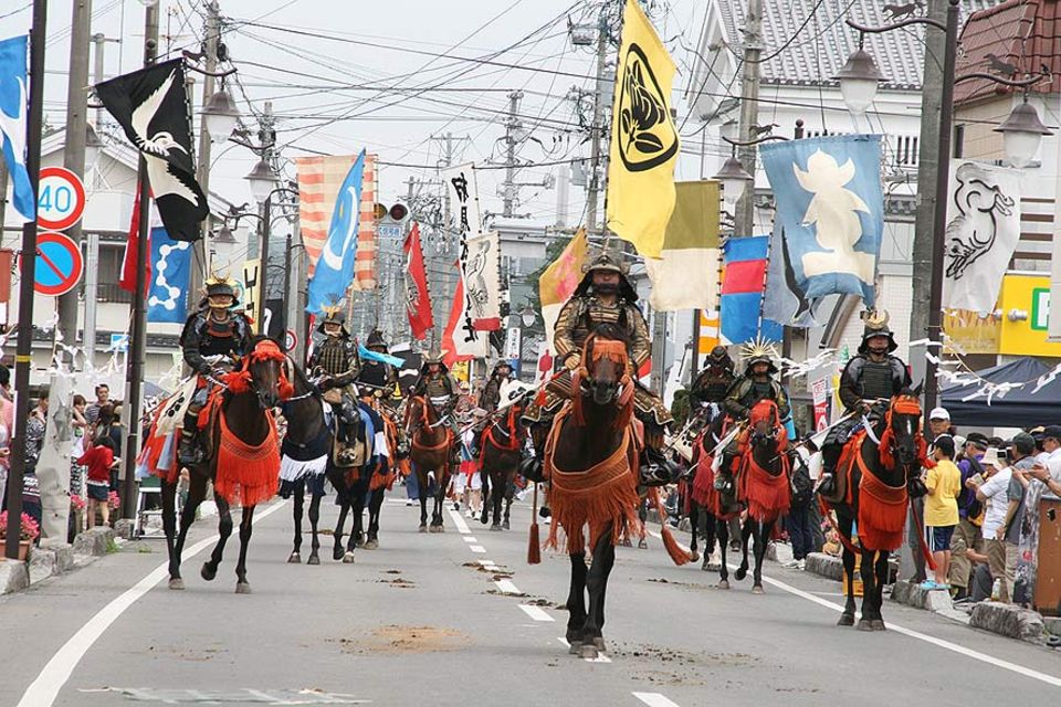 Die Parade der Samurai-Reiter in Minimasoma, 20 Kilometer von Fukushima entfernt. Das uralte Reiterfest findet in diesem Jahr das erste Mal nach der Katastrophe wieder statt Die Parade der Samurai-Reiter in Minimasoma, 20 Kilometer von Fukushima entfernt. Das uralte Reiterfest findet in diesem Jahr das erste Mal nach der Katastrophe wieder statt