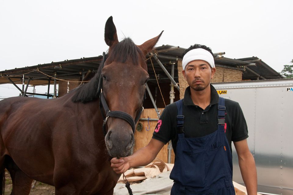 Der junge Samurai Mazaki Hangui mit seinem Hengst Jupiter. Seit Monaten trainiert der dreifache Vater neben seinem Job nur für das berühmte Reiterfest Der junge Samurai Mazaki Hangui mit seinem Hengst Jupiter. Seit Monaten trainiert der dreifache Vater neben seinem Job nur für das berühmte Reiterfest