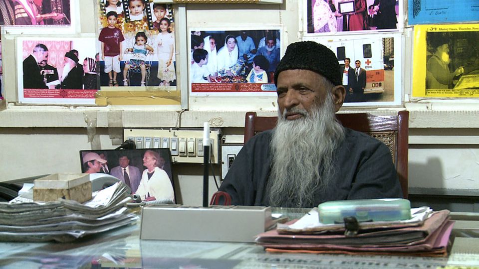 Seit 65 Jahren versuchen der mittlerweile über 90-jährige Abdul Sattar Edhi und seine Familie, ihren Mitmenschen zu helfen, indem sie andere zu Mitgefühl und Toleranz bewegen Seit 65 Jahren versuchen der mittlerweile über 90-jährige Abdul Sattar Edhi und seine Familie, ihren Mitmenschen zu helfen, indem sie andere zu Mitgefühl und Toleranz bewegen