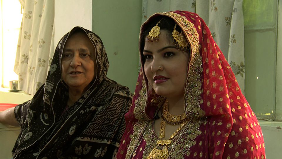 Edhi und Bilquis versuchen den jungen Frauen, die in ihren Häusern aufwachsen eine Zukunft zu geben, indem sie sie verheiraten Edhi und Bilquis versuchen den jungen Frauen, die in ihren Häusern aufwachsen eine Zukunft zu geben, indem sie sie verheiraten