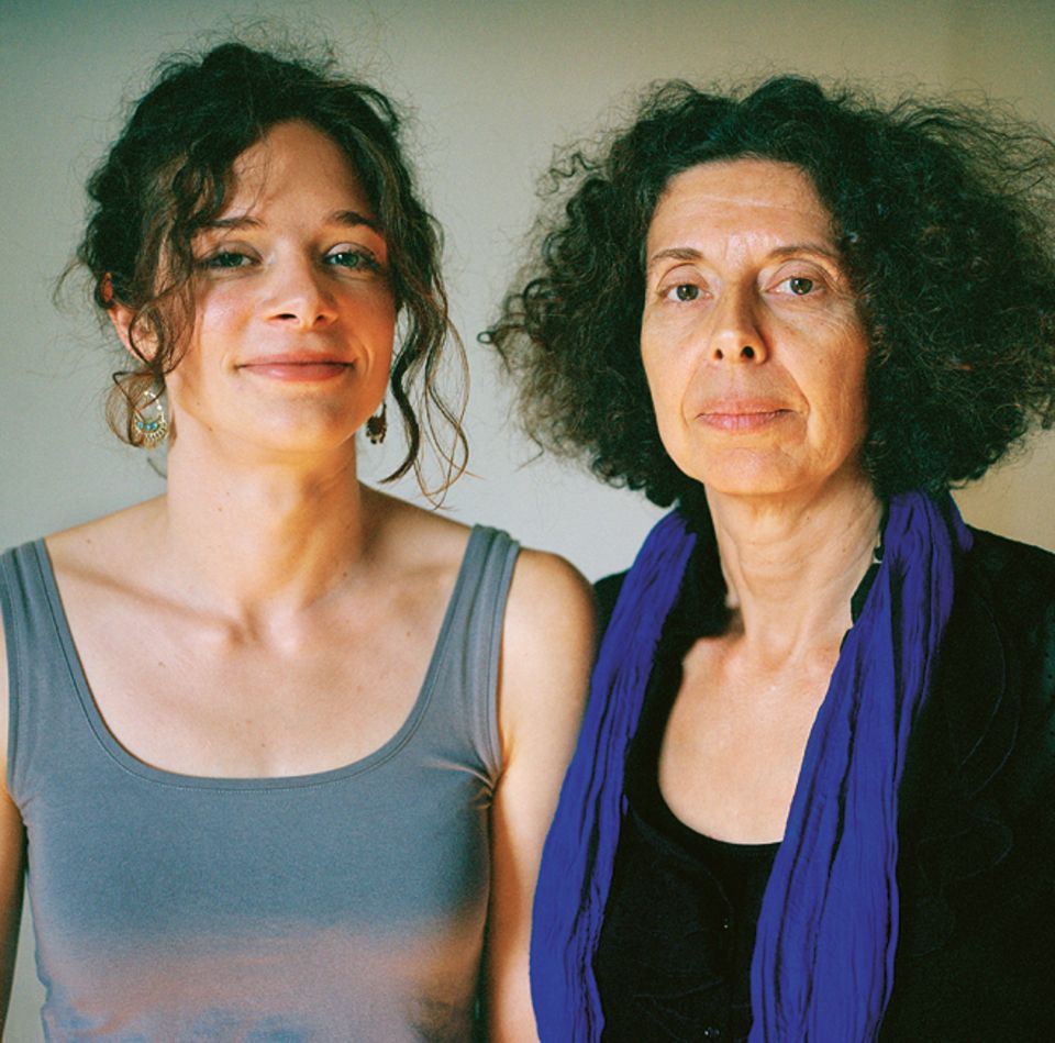 Mirijam Koch (Jg. 83) und Esther Dischereit (Jg. 52) haben schon zweimal für längere Zeit den Kontakt zueinander abgebrochen - und doch haben sie wieder zueinandergefunden. Vor allem die Liebe zur Literatur teilt die Doktorandin der Politikwissenschaften mit ihrer Mutter, einer Schriftstellerin und Professorin für Sprachkunst