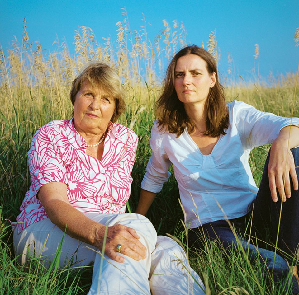 Anita-Maria (Jg. 37) und Anita Back (Jg. 69) haben gemeinsam einen Reiseführer über das Tessin verfasst, die Mutter als Autorin, die Tochter als Fotografin. Anita ist das jüngste von drei Kindern und hält engen Kontakt zu Mutter und Vater