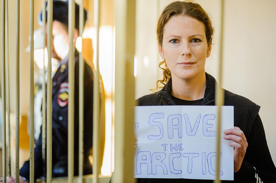 Greenpeace-Protest: Die brasilianische Aktivistin Paula Alminhana Maciel vor Gericht in St. Petersburg. Sie wurde am Mittwoch als erste Aktivistin gegen Zahlung von 45.000 Euro Kaution aus der Haft entlassen