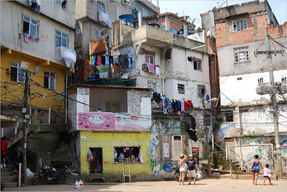Rio de Janeiro: Trotz des Erfolges von Casa Tela sind immer noch Häuser vom Abriss bedroht, laut Stadt gilt der obere Teil der Favelas als Risikogebiet Rio de Janeiro: Trotz des Erfolges von Casa Tela sind immer noch Häuser vom Abriss bedroht, laut Stadt gilt der obere Teil der Favelas als Risikogebiet