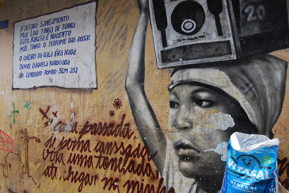 Rio de Janeiro: Zu den meisten Bildern gibt es eine kurze Erklärung. Hier geht es um das Wasser, welches die Frauen bis Mitte der 80er Jahre auf dem Kopf in die Favela balanciert haben Rio de Janeiro: Zu den meisten Bildern gibt es eine kurze Erklärung. Hier geht es um das Wasser, welches die Frauen bis Mitte der 80er Jahre auf dem Kopf in die Favela balanciert haben