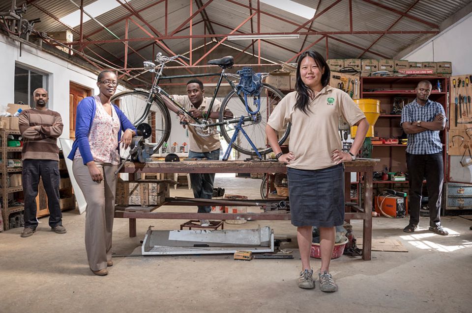 Lowtech-Erntehilfe: Jodie Wu mit Mitarbeitern ihrer Firma GCS Tanzania Ltd. am Stadtrand von Arusha Lowtech-Erntehilfe: Jodie Wu mit Mitarbeitern ihrer Firma GCS Tanzania Ltd. am Stadtrand von Arusha