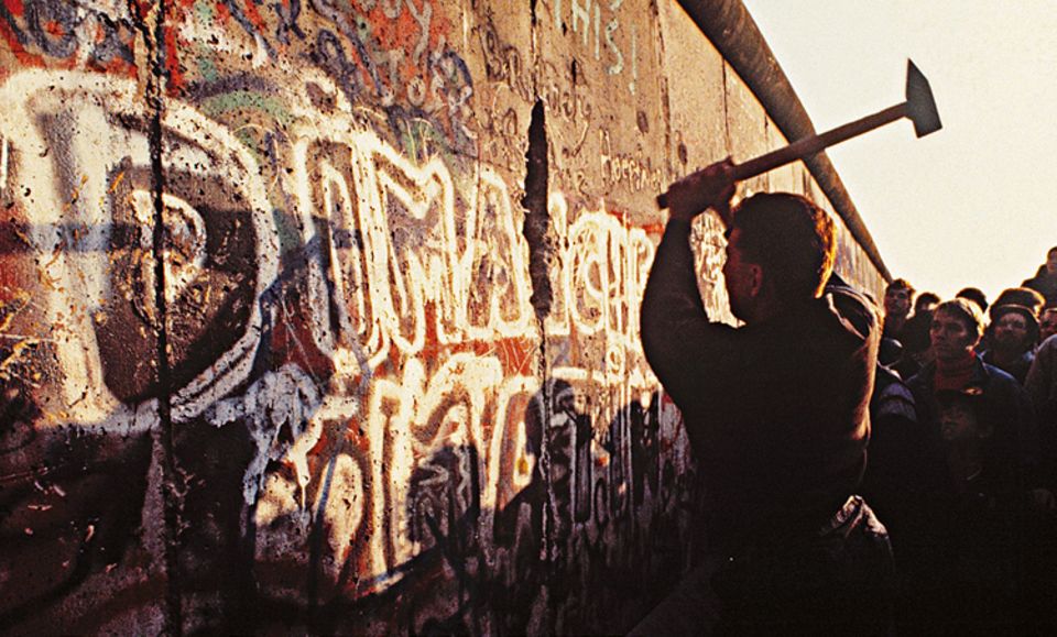 Die DDR: Ermutigt vom politischen Tauwetter in der Sowjetunion, vollbringen die DDR-Bürger, was westliche Politiker bereits aufgegeben hatten: Sie überwinden die ostdeutsche Diktatur. Und plötzlich ist der "Antifaschistische Schutzwall" nur noch eine Betonmauer. Ein Bauwerk, das für die Ewigkeit gemacht schien, fällt im November 1989 innerhalb weniger Wochen