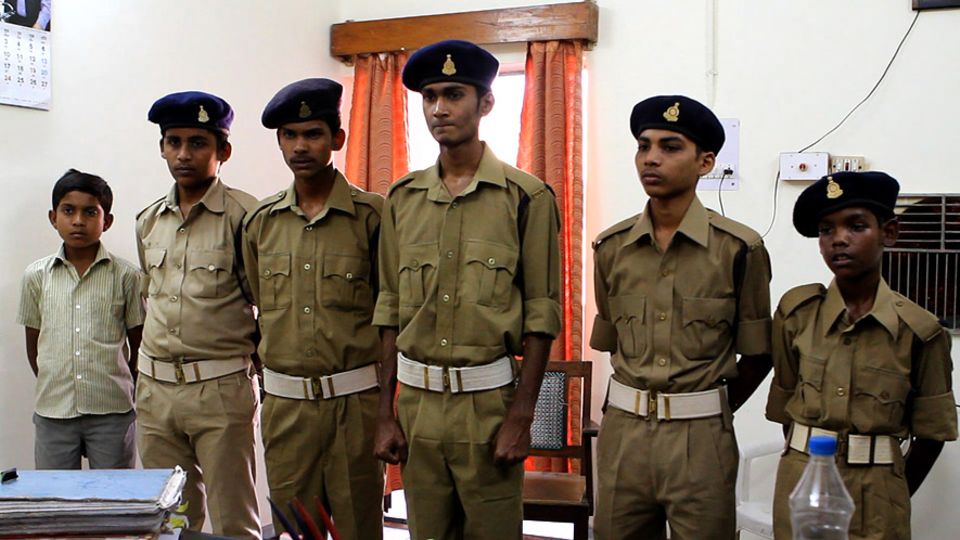 Insgesamt etwa 300 Kinder im indischen Bundesstaat Chhattisgarh melden sich mehrmals pro Woche nach der Schule zum Dienst bei Polizeistationen in ihren Heimatorten Insgesamt etwa 300 Kinder im indischen Bundesstaat Chhattisgarh melden sich mehrmals pro Woche nach der Schule zum Dienst bei Polizeistationen in ihren Heimatorten
