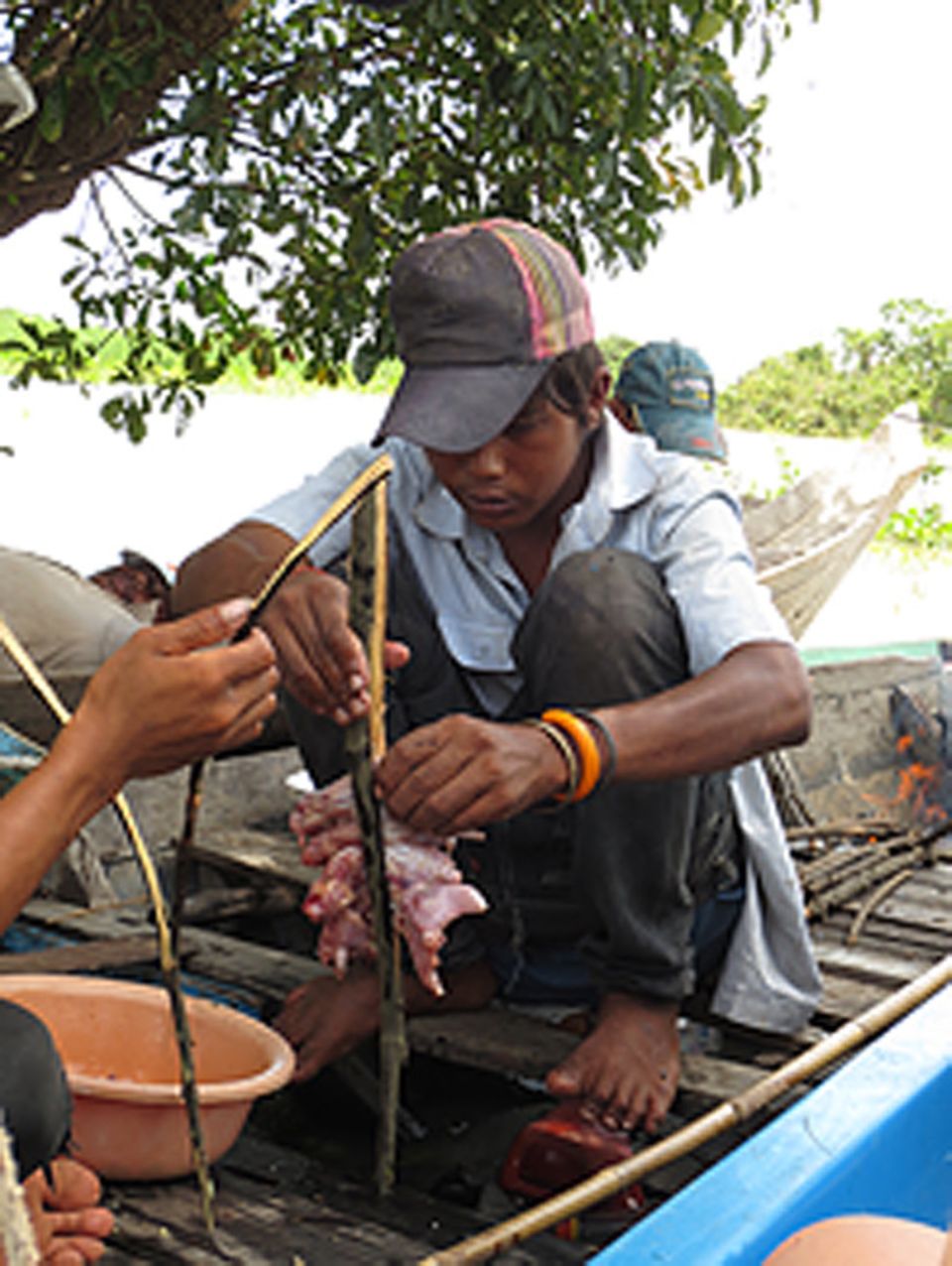 Die Rattenfänger würzen das Fleisch mit viel Knoblauch, Zucker und Glutamat. Anschließend wird es gegrillt Die Rattenfänger würzen das Fleisch mit viel Knoblauch, Zucker und Glutamat. Anschließend wird es gegrillt