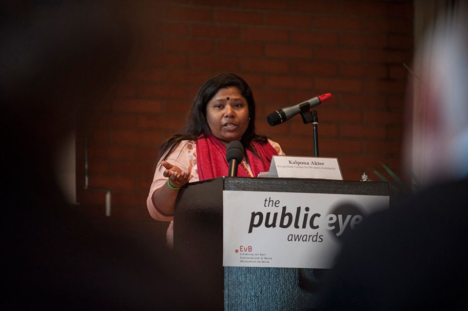 Public Eye Awards 2014: Die Menschenrechtsaktivistin Kalpona Akter hat selbst als Kind in der Textilindustrie von Bangladesh gearbeitet