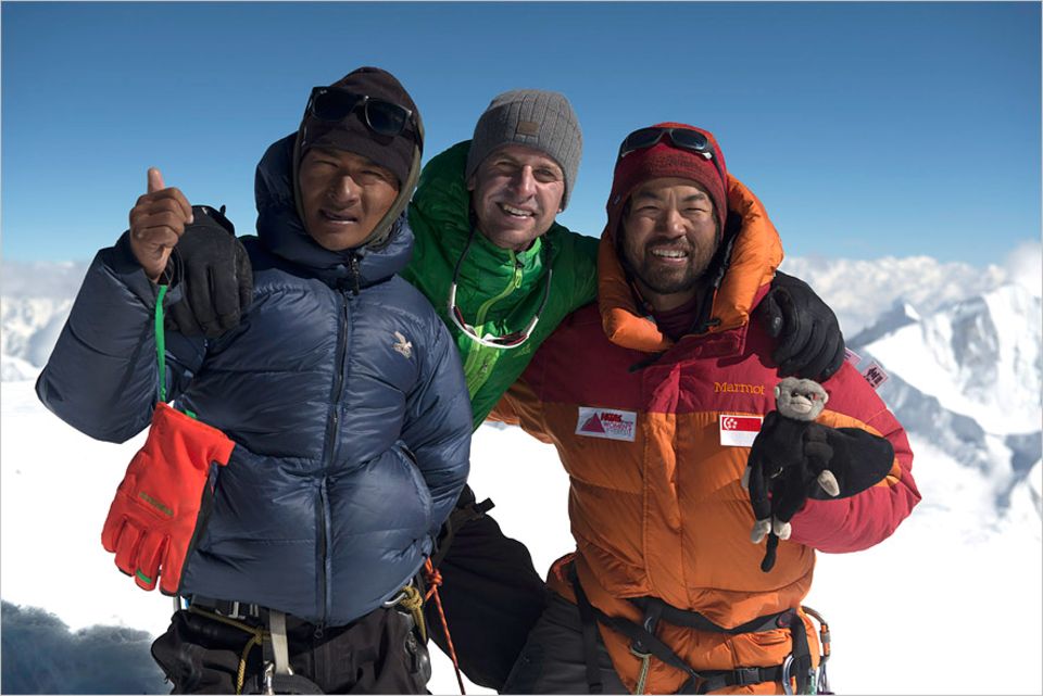 Interview: Ohne Jangbu Sherpa, links auf dem Foto, hätte es die GEO-Geschichte über die Himalaya-Expedition nicht gegeben. Er trug Lasten, sorgte für Trost und Ermunterung und sicherte Fotograf Stefen Chow (rechts) ab. "Unglaublich stark. Und unglaublich nett", wie Geo-Redakteuer Lars Abromeit (Mitte) voller Dankbarkeit sagt