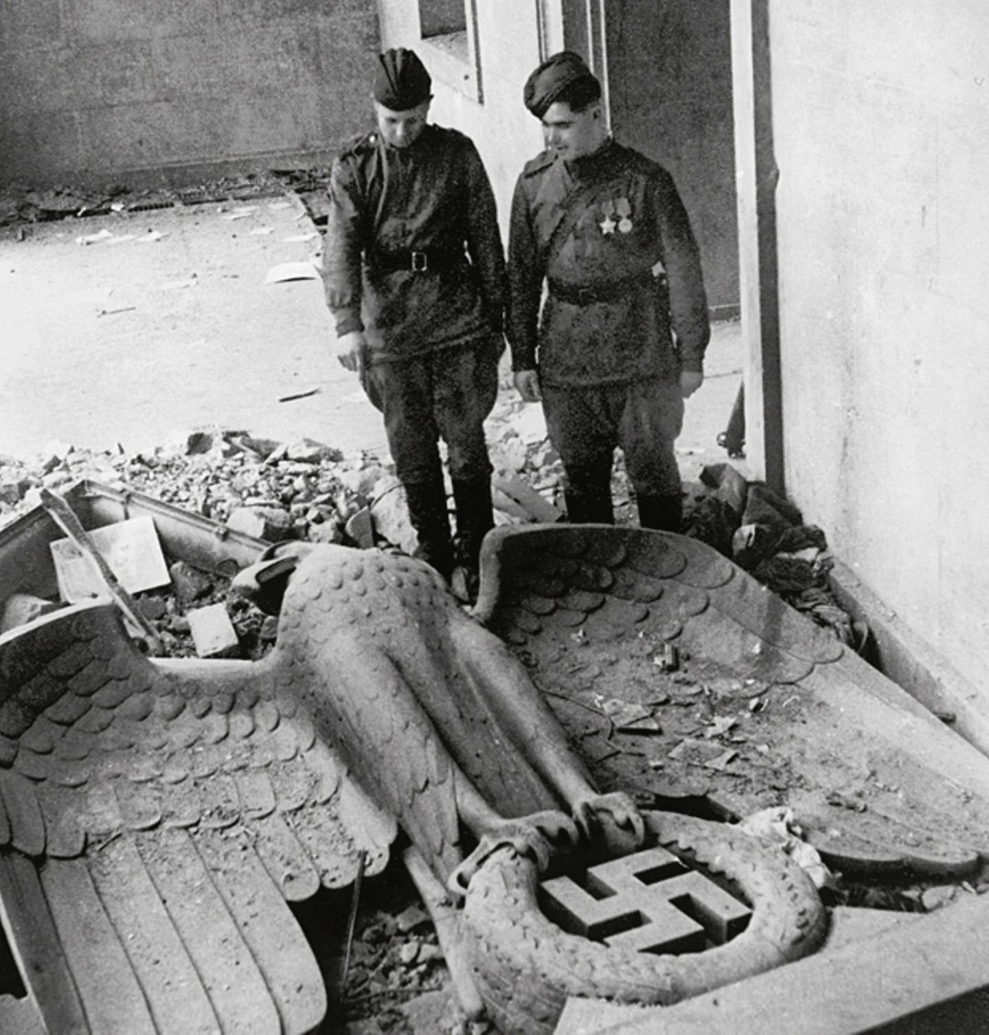 Kriegsende 1945: Nach den tagelangen Straßenkämpfen um Berlin besichtigen Soldaten der sowjetischen Roten Armee die Überreste von Adolf Hitlers Reichskanzlei - dem politischen Zentrum der nationalsozialistischen Diktatur