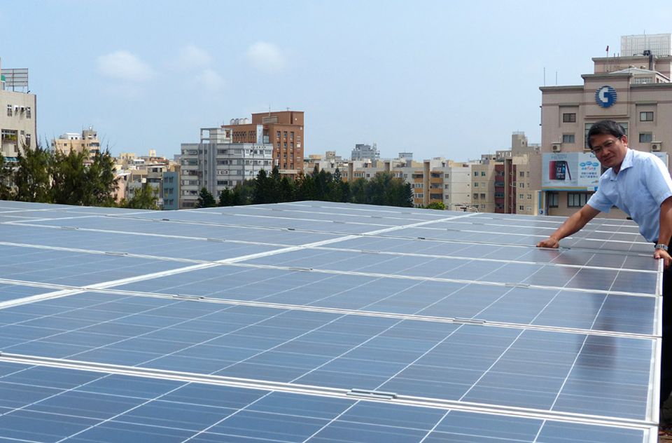 Exportschlager Energiewende: Die Kraft der Sonne: Verwaltungschef Daniel Hung und die Solaranlage auf dem Dach der Regionalregierung Exportschlager Energiewende: Die Kraft der Sonne: Verwaltungschef Daniel Hung und die Solaranlage auf dem Dach der Regionalregierung