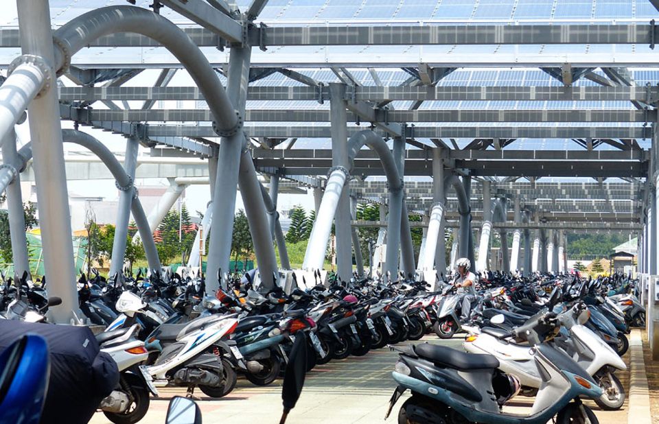 Exportschlager Energiewende: Im Schatten: Vor dem Flughafen von Magong dienen die Solarpanele zugleich als Dach für den Motorroller-Parkplatz Exportschlager Energiewende: Im Schatten: Vor dem Flughafen von Magong dienen die Solarpanele zugleich als Dach für den Motorroller-Parkplatz