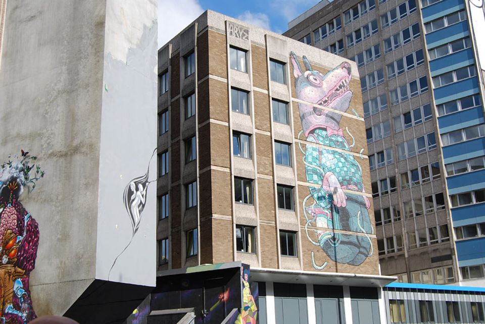 Städtetrip: Die Außenfassaden der Waschbeton-Bauten in der Nelson Street zieren inzwischen Kunstwerke von weltbekannten Street-Art-Künstlern. Hinter den Fassaden entstehen momentan Unterkünfte für Studenten der Bristol University