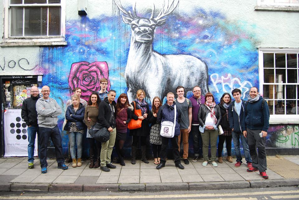 Städtetrip: John Nation (Mitte mit Tasche) empfängt immer samstags Gäste aus aller Welt, die mit ihm die sprühende Kunst in Bristol entdecken wollen