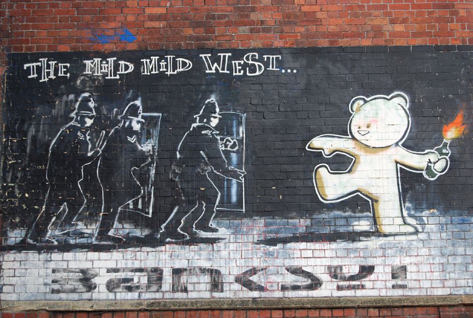 Städtetrip: An der Wand des Restaurants "The Canteen" prangert mit ein "The Mild Mild West" ein echter Banksy