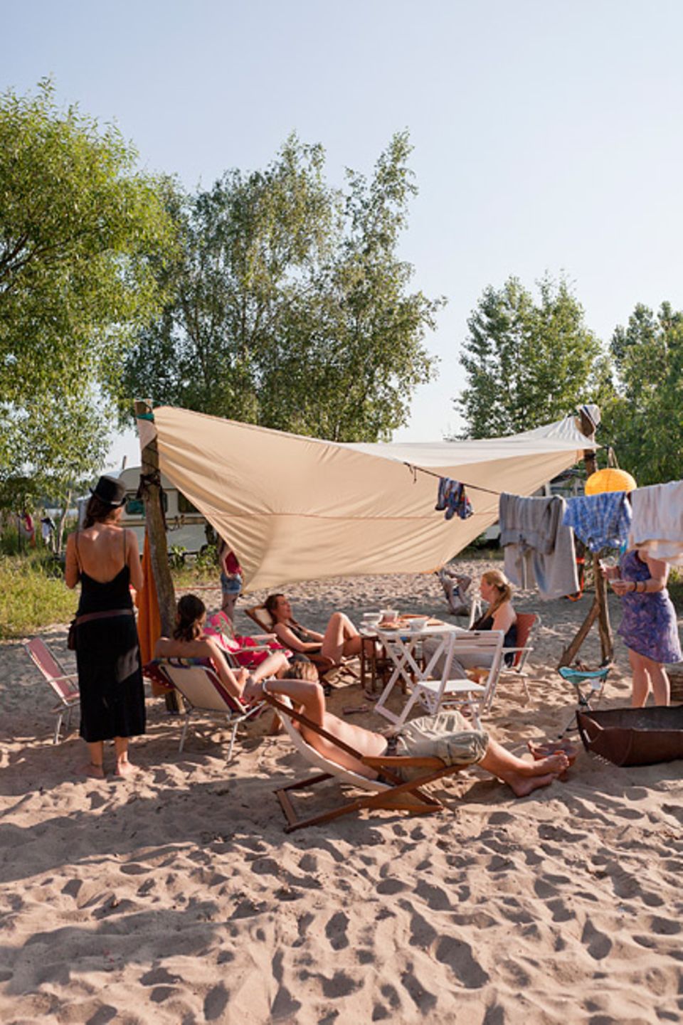 Hamburg: Das Elbecamp ist besonders bei Familien beliebt, Kinder können hier am Wasser spielen, während die Eltern in der Hängematte entspannen