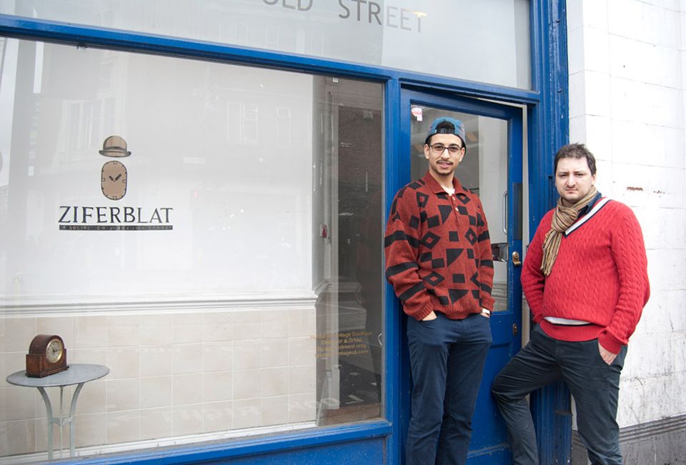 London: Die zwei festen Mitarbeiter des Londoner Zeitcafés "Ziferblat" Jona und Tom kümmern sich um den reibungslosen Ablauf, während Besitzer Ivan Meetin in New York nach einer passenden Location für das 11. "Ziferblat" sucht London: Die zwei festen Mitarbeiter des Londoner Zeitcafés "Ziferblat" Jona und Tom kümmern sich um den reibungslosen Ablauf, während Besitzer Ivan Meetin in New York nach einer passenden Location für das 11. "Ziferblat" sucht