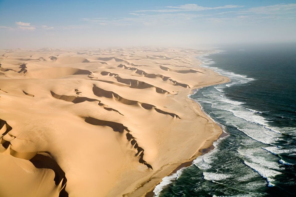 Sauerstoffmangel im Meer: An der Küste Namibias trifft das 14 Grad kalte und nährstoffreiche Meer auf extrem trockene Wüstengebiete Sauerstoffmangel im Meer: An der Küste Namibias trifft das 14 Grad kalte und nährstoffreiche Meer auf extrem trockene Wüstengebiete