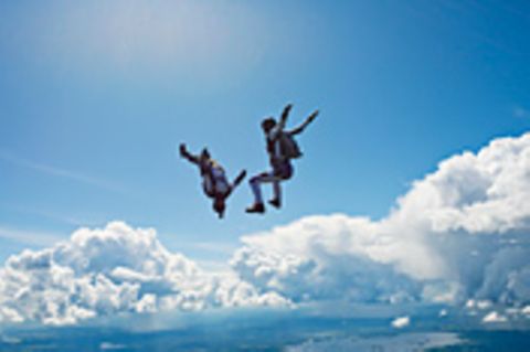 Redewendung: Aus allen Wolken fallen