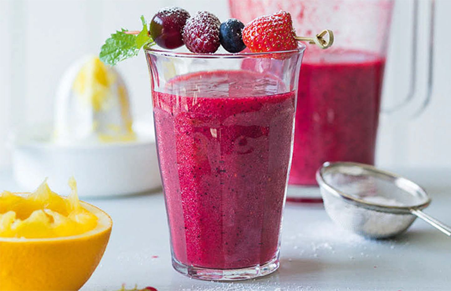 Rezept: Dieser Smoothie ist blütenfrisch und beerensüß