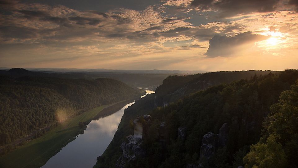 Das Elbsandsteingebirge im Herbst. Direkt am Ufer der Elbe erheben sich die berühmten, zerklüfteten Felsformationen