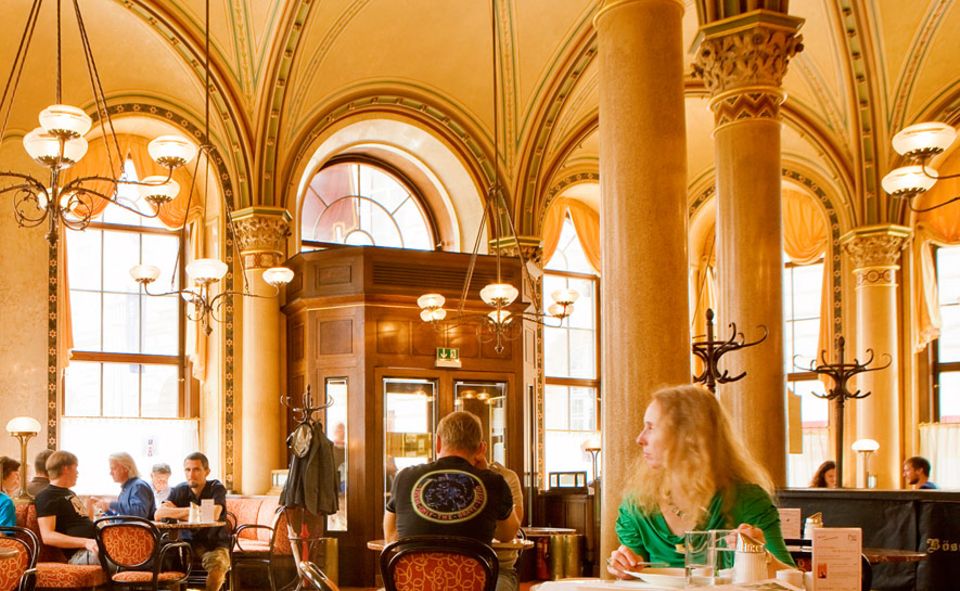 Städtetrip: Wer in Wiener Kaffeehäusern Platz nimmt, darf Zeit mitbringen, denn hier ist es erlaubt, auch mit nur einer Tasse Kaffee stundenlang sitzen zu bleiben Städtetrip: Wer in Wiener Kaffeehäusern Platz nimmt, darf Zeit mitbringen, denn hier ist es erlaubt, auch mit nur einer Tasse Kaffee stundenlang sitzen zu bleiben