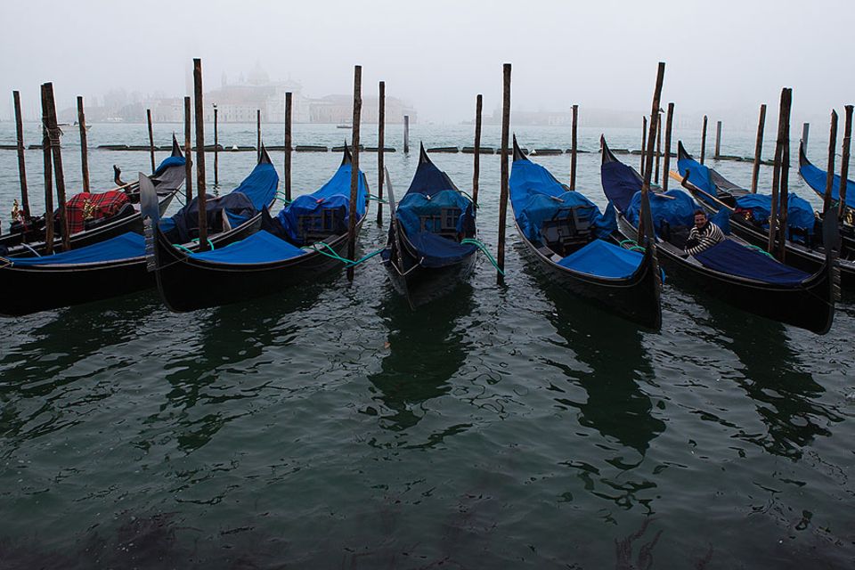 Die wenigen Boote auf dem Canale Grande im Winter sind die venezianischen Wassertaxis oder Transportboote