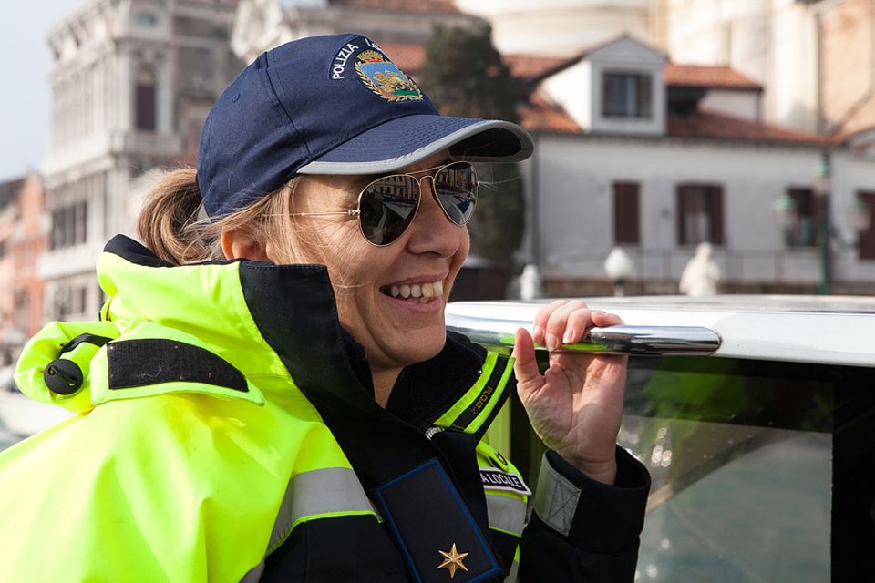 Die Polizistin Lorenza Mariutti liebt ihren Job auf den Wasserstraßen von Venedig, besonders jetzt im Winter, wo wenig los ist