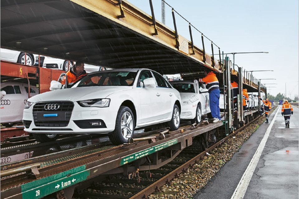 Autos, die in Deutschland gebaut wurden, treffen auf Zügen in Bremerhaven ein Autos, die in Deutschland gebaut wurden, treffen auf Zügen in Bremerhaven ein