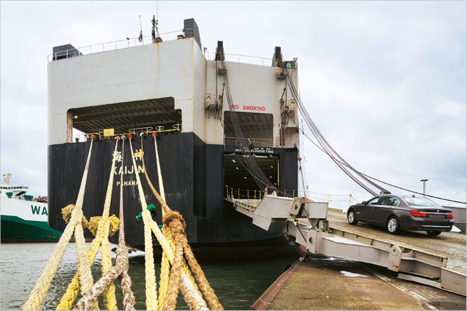 Rund zwei Tage liegen solche Autotransporter zum Be- und Entladen im Hafen