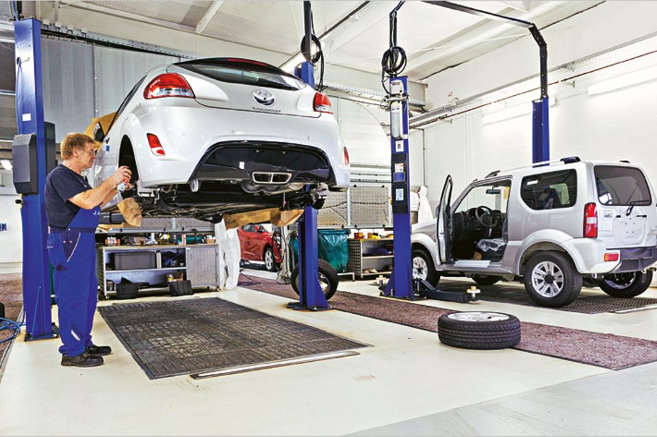 Zum Terminal gehört auch diese Werkstatt. Dort bekommen einige Autos neue Reifen, Sitze oder Schiebedächer verpasst Zum Terminal gehört auch diese Werkstatt. Dort bekommen einige Autos neue Reifen, Sitze oder Schiebedächer verpasst