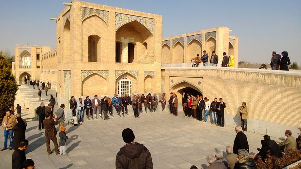 Interview: Isfahan im Iran an Feiertagen: Überall treffen sich Menschen um gemeinsam zu singen. Florian Keller war gerührt Interview: Isfahan im Iran an Feiertagen: Überall treffen sich Menschen um gemeinsam zu singen. Florian Keller war gerührt