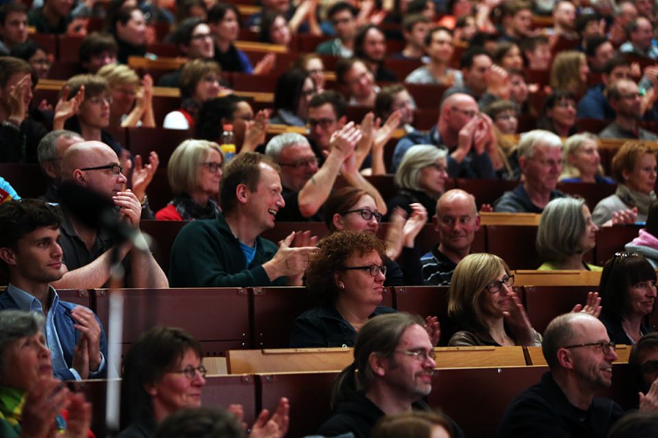 Volles Haus und große Freude: 800 Zuschauer sahen das Finale im vollbesetzten Audimax der Universität Bielefeld