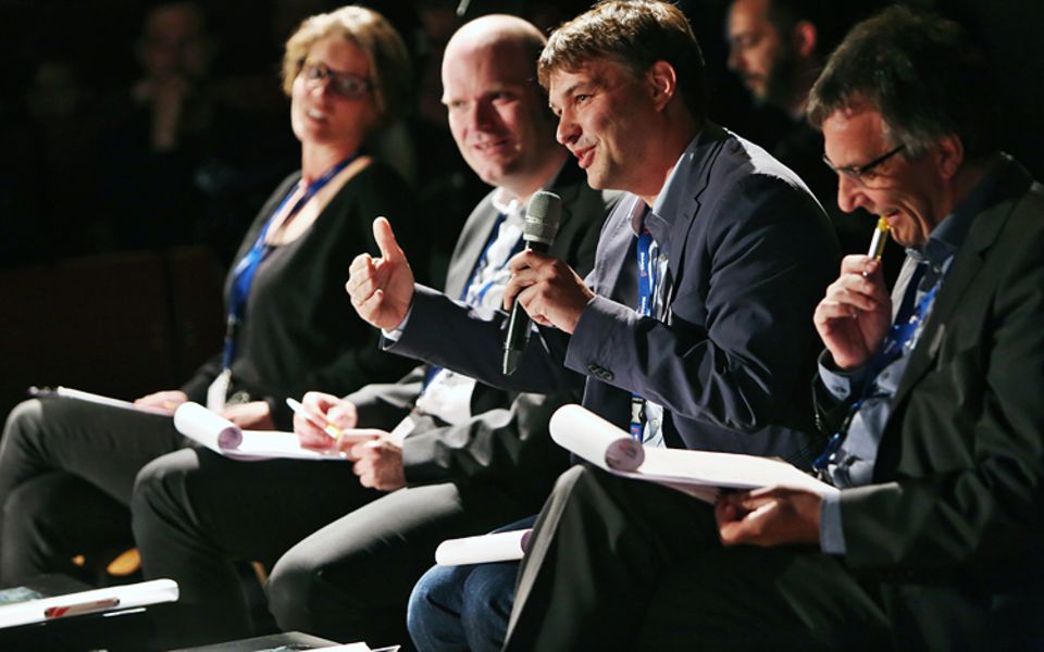 Die Jury beim Feedback: Uni-Rektor Sagerer, GEO-Redakteur Schröder, Helmholtz-Sprecher Wiarda und Schauspielerin Huckle (v.r.)