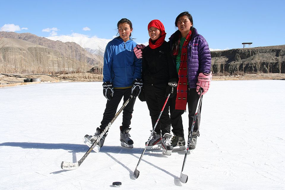 Dechen, Chuskit und Stanzin spielen im Mädchen-Eishockeyteam der Secmol-Schule von Ladakh Dechen, Chuskit und Stanzin spielen im Mädchen-Eishockeyteam der Secmol-Schule von Ladakh