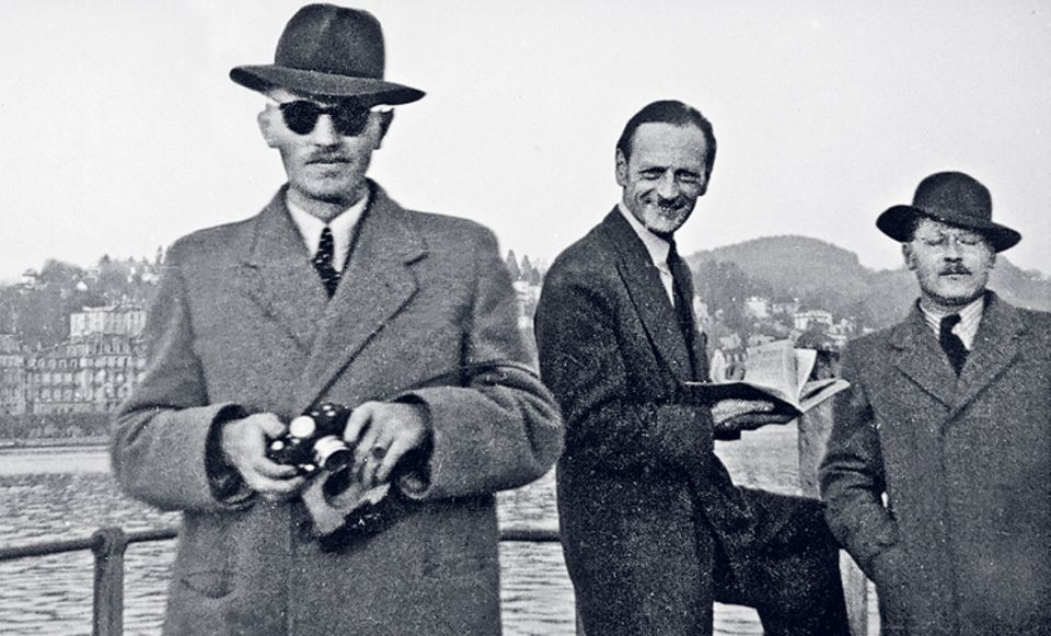 Bundesnachrichtendienst: Gehlen (vorn) in Zürich. Seine Organisation liefert bald auch der Regierung Adenauer Informationen - die den einstigen General 1956 zum ersten Chef des Bundesnachrichtendienstes macht