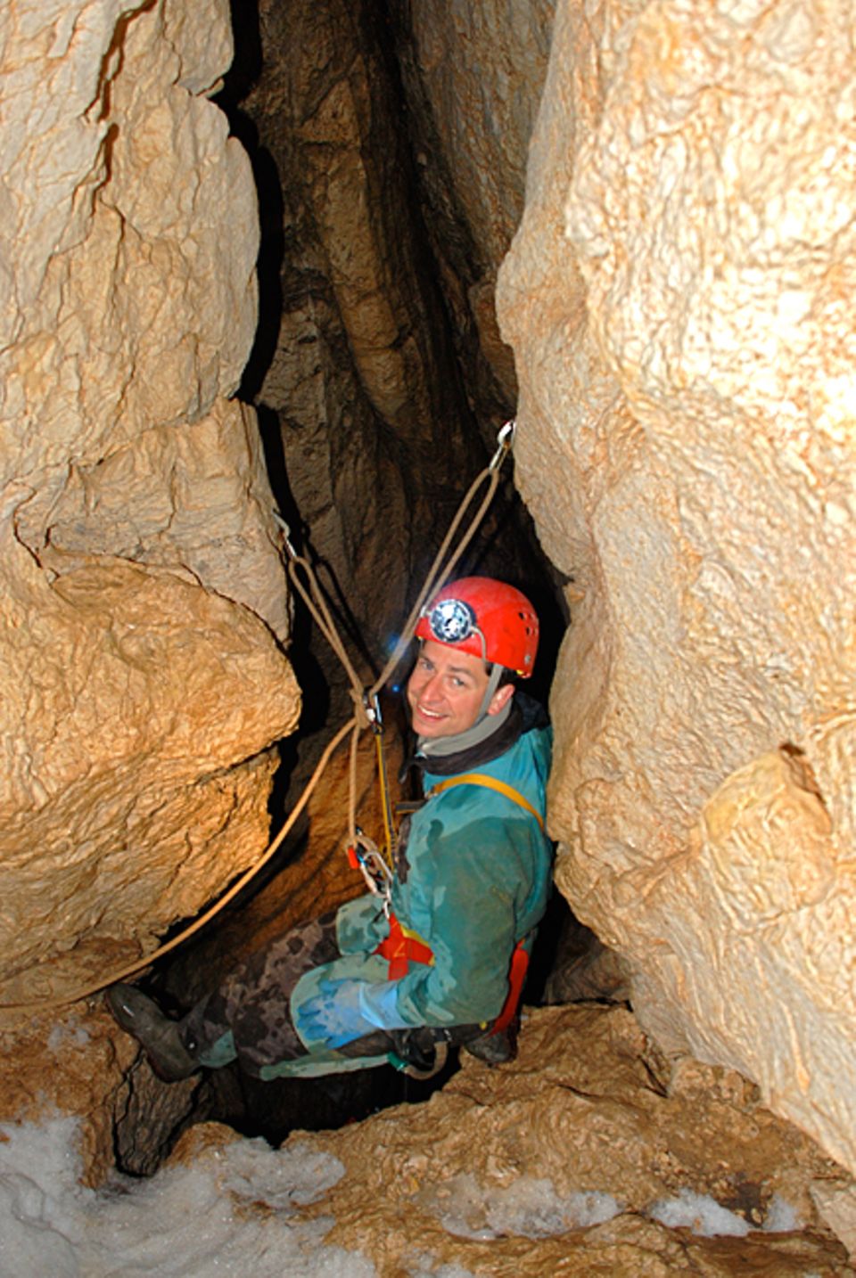 Höhlendrama: Lars Abromeit auf dem mühsamen Weg in die Tiefe des weit verzweigten Höhlensystems