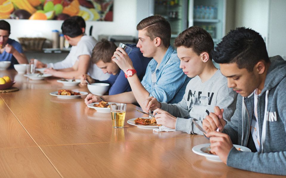 Fußball: Mahlzeit: Im Essraum trifft Lior (Zweiter von rechts) seine Mannschaftskollegen Fußball: Mahlzeit: Im Essraum trifft Lior (Zweiter von rechts) seine Mannschaftskollegen