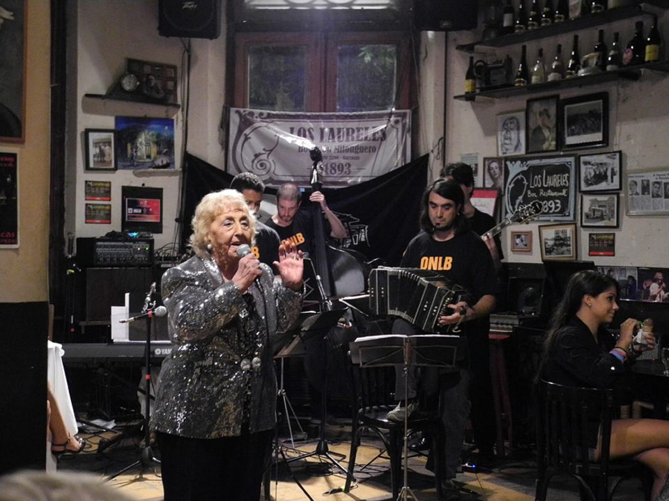 Inés Arce ist eine Legende in Buenos Aires. Die Tango-Sängerin steht seit fast 80 Jahren auf der Bühne Inés Arce ist eine Legende in Buenos Aires. Die Tango-Sängerin steht seit fast 80 Jahren auf der Bühne