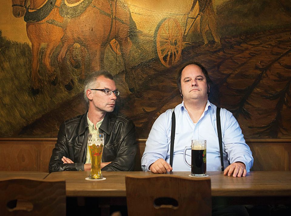 Interview: Matthias Egersdörfer, 45 (rechts im Bild) ist Kabarettist, der fränkische Akzent sein Markenzeichen. Bekannt wurde er durch Auftritte in "Neues aus der Anstalt" und "Satire-Gipfel". Jürgen Roth, 46, Schriftsteller und Journalisten schreibt unter anderem für das Satiremagazin "Titanic" Interview: Matthias Egersdörfer, 45 (rechts im Bild) ist Kabarettist, der fränkische Akzent sein Markenzeichen. Bekannt wurde er durch Auftritte in "Neues aus der Anstalt" und "Satire-Gipfel". Jürgen Roth, 46, Schriftsteller und Journalisten schreibt unter anderem für das Satiremagazin "Titanic"