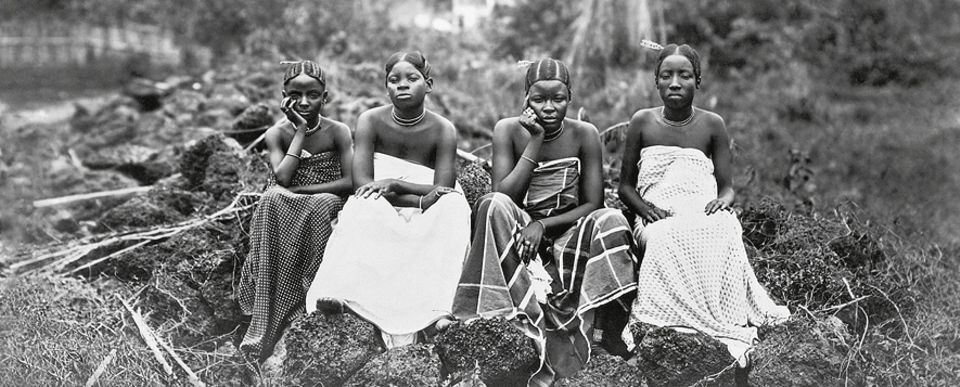 Fotografische Expeditionen: Das Volk der Mpongwe, zu dem diese vier Frauen gehören, siedelt im Umland von Libreville im heutigen Gabun Fotografische Expeditionen: Das Volk der Mpongwe, zu dem diese vier Frauen gehören, siedelt im Umland von Libreville im heutigen Gabun