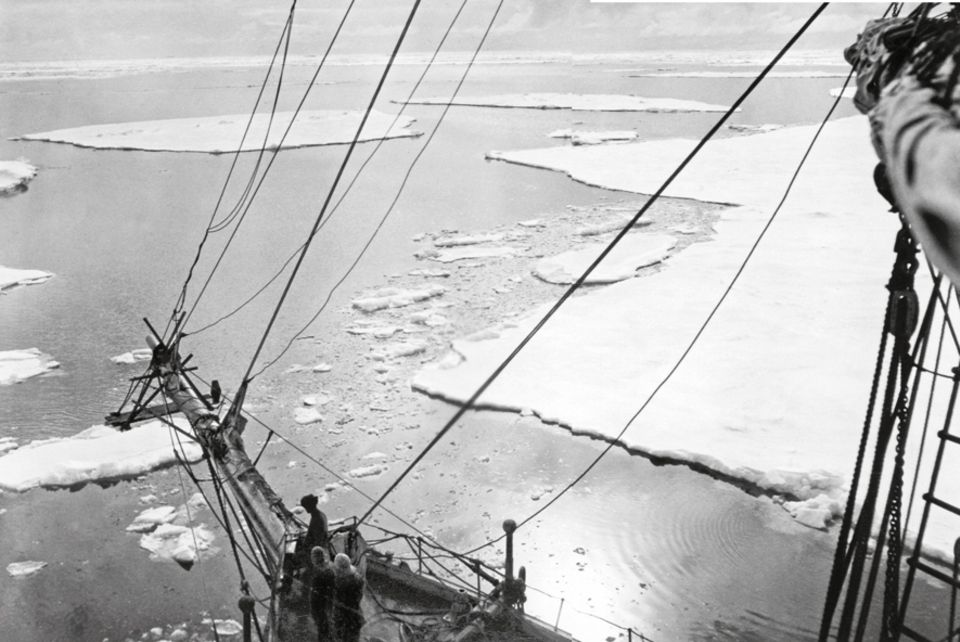 Antarktis: Im Dezember 1914 bricht der Brite Ernest Shackleton auf, um als Erster den antarktischen Kontinent zu durchqueren. Doch was als Triumphzug geplant ist, wird zu einem monatelangen Überlebenskampf. Denn schon nach kurzer Zeit bleibt das Expeditionsschiff "Endurance" im Packeis stecken und wird schließlich zerdrückt. Die 28-köpfige Besatzung muss sich aufs Eis flüchten und einen Weg finden, in die fast 2000 Kilometer entfernte Zivilisation zurückzukehren. Unter den Männern ist auch der 29-jährige Fotograf Frank Hurley, der das nun folgende, schier unfassbare Abenteuer in Hunderten Bildern festhält