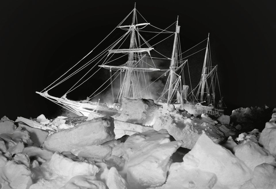 Antarktis: Im Juli 1915 beginnt das antarktische Frühjahr, die Eisdecke bricht teilweise auf, und für die "Endurance" verschlechtert sich die Situation abermals. Denn bildete das Eis bis dahin eine stabile Fläche, so kommt es nun in Bewegung: Tonnenschwere Schollen verkanten sich zu meterhohen Bergen, gewaltige Eisflöße mahlen aneinander, drücken mit immer größerer Wucht gegen das Schiff, das Hurley wenig später für diese Aufnahme mit zahlreichen Blitzlichtern illuminiert