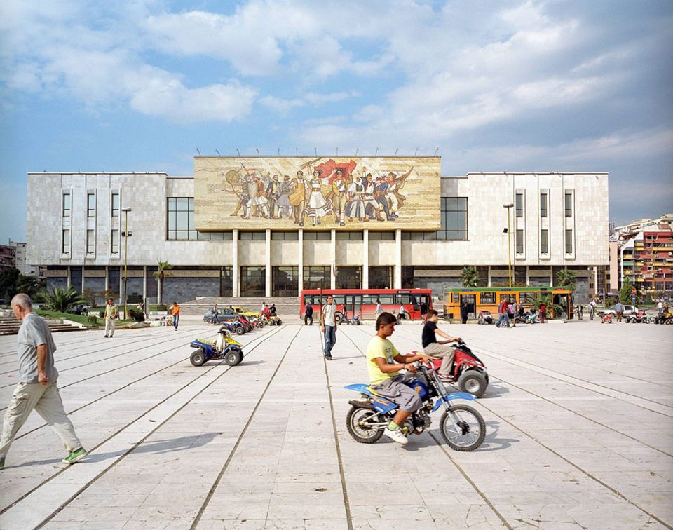 Albanien: Das Zentrum von Tirana - Mini Mofas und Quads zu mieten vor dem Nationalmuseum